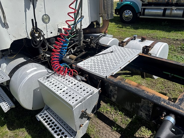 2014-freightliner-columbia-day-cab-road-tractor-detroit-60-series-diesel---10-speed-manual---wet-image-5