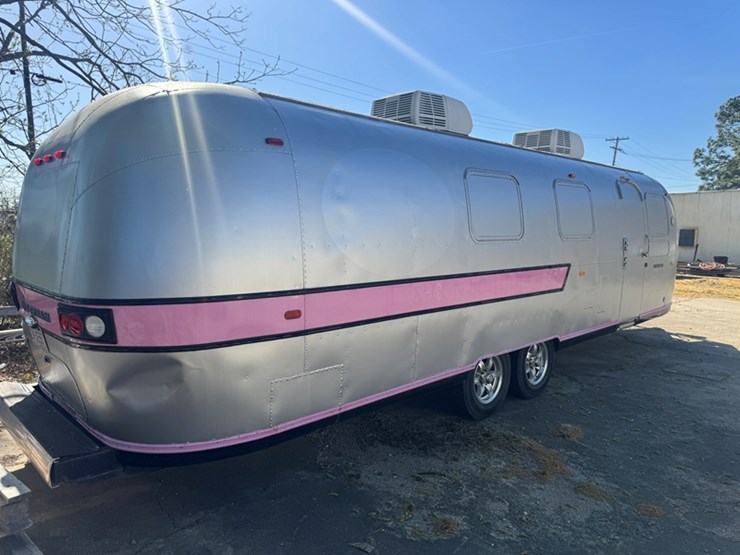 1972-airstream-trailer-modified-for-sales-trailer-this-unit-was-gutted-and-used-for-a-retail-trailer-image-3