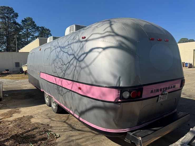 1972-airstream-trailer-modified-for-sales-trailer-this-unit-was-gutted-and-used-for-a-retail-trailer-image-4