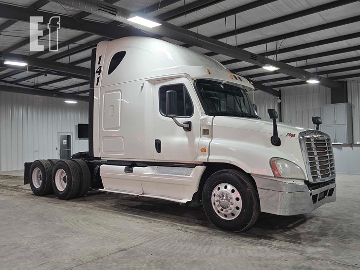 2013-freightliner-cascadia-125-image-2