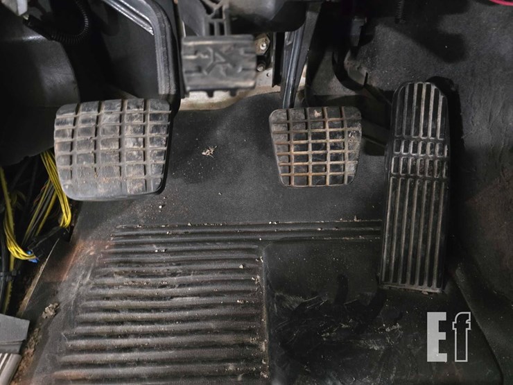 2009-freightliner-columbia-120-image-11