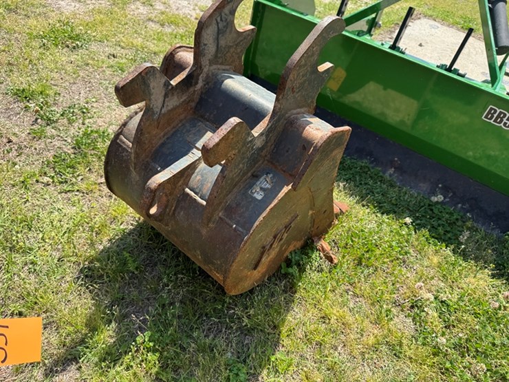 17"-digging-bucket-image-3