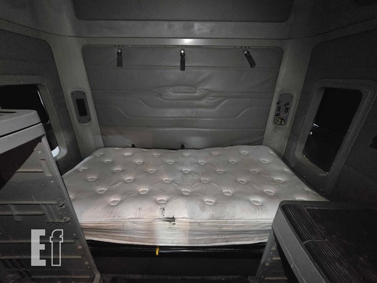 2009-freightliner-columbia-120-image-17