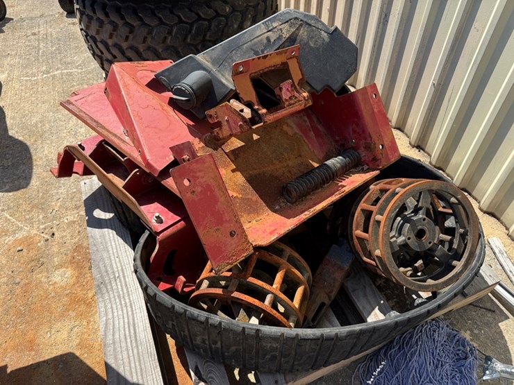 salvage-toro-track-loader-taken-apart-and-we-have-no-history-on-it.-image-6