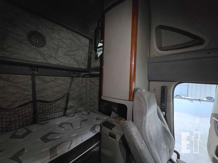 2013-freightliner-cascadia-125-image-17