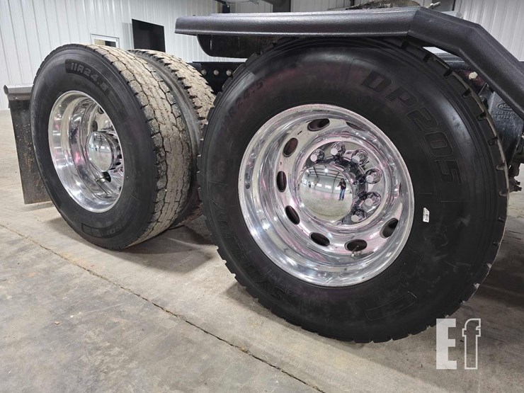 2021-peterbilt-367-image-26