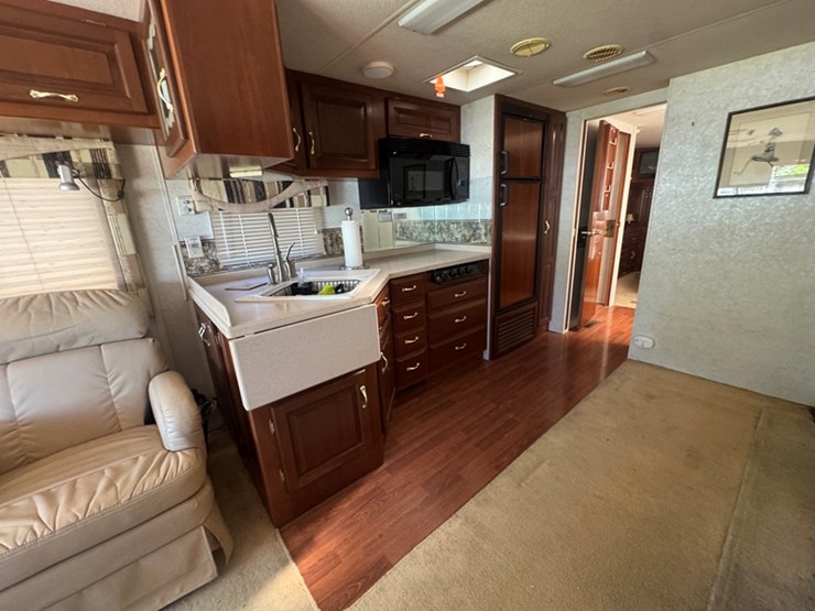 2002-freightliner-newmar-country-star-rv-5.9l-cummins-isb---auto-trans---xc-chassis-51,087-miles-image-9