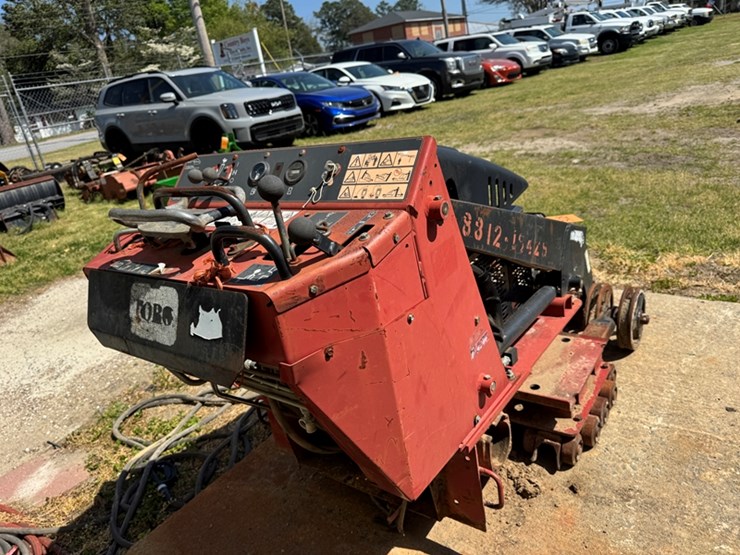 salvage-toro-track-loader-taken-apart-and-we-have-no-history-on-it.-image-3