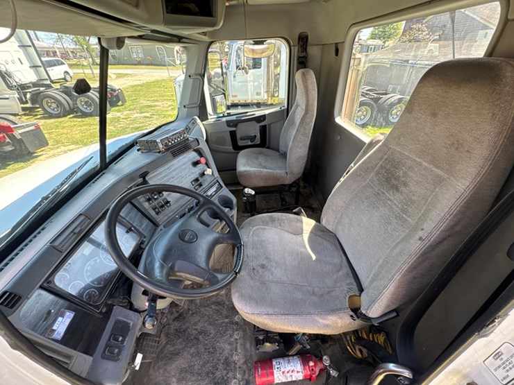 2014-freightliner-columbia-day-cab-road-tractor-detroit-60-series-diesel---10-speed-manual---wet-image-6