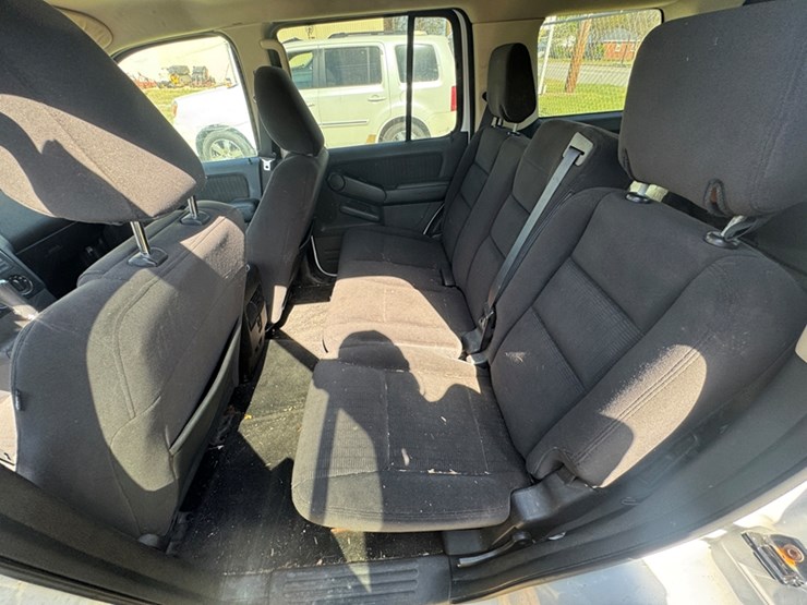 2010-ford-explorer-xlt-image-6