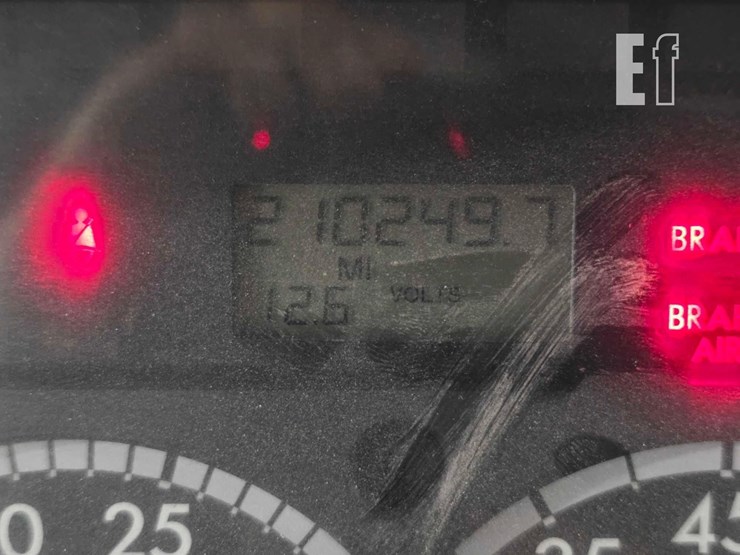 2012-freightliner-m2-106-image-23