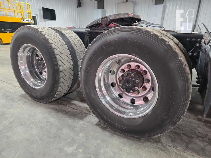 2020-freightliner-cascadia-126-image-23