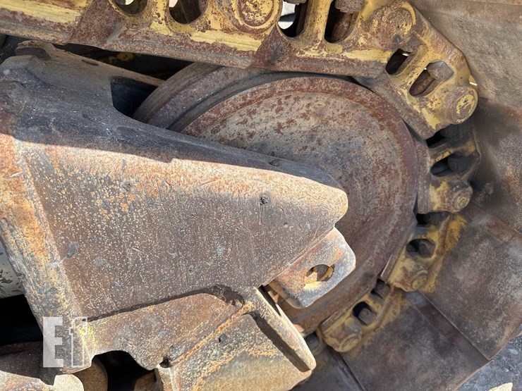 2011-caterpillar-d6t-image-38