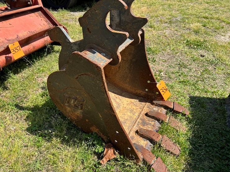 17"-digging-bucket-image-2