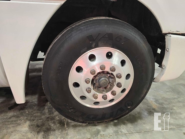 2009-freightliner-columbia-120-image-33