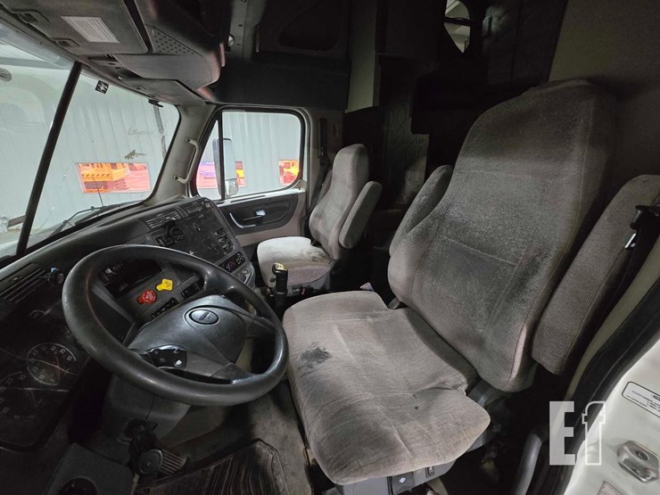 2013-freightliner-cascadia-125-image-9