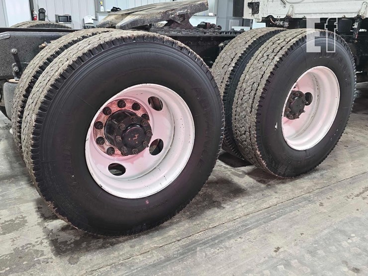 2013-freightliner-cascadia-125-image-25