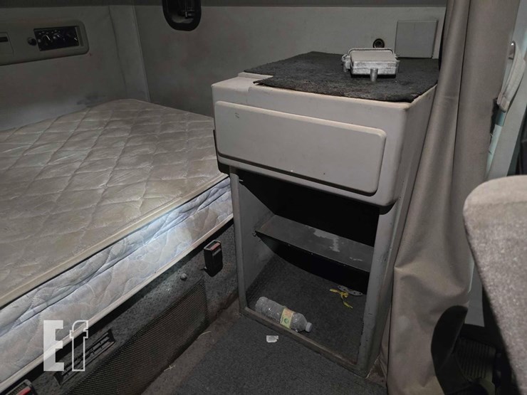 2004-mack-vision-cx613-image-18