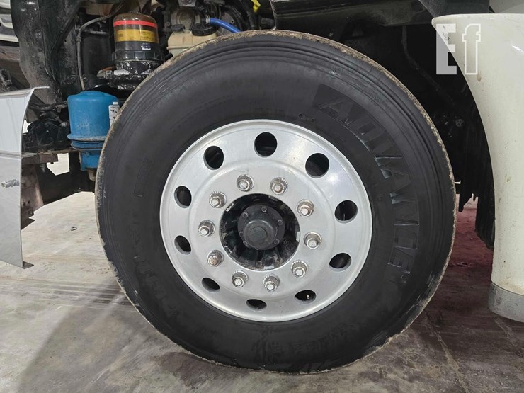 2013-freightliner-cascadia-125-image-22