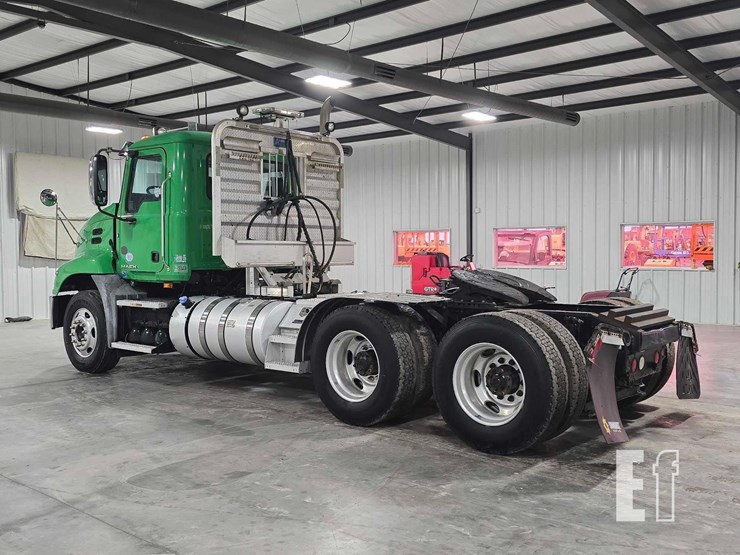 2017-mack-pinnacle-cxu613-image-4