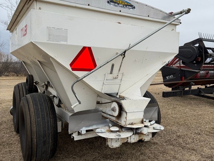 seller-#10.-•	6-ton-tyler-fertilizer-spreader,-stainless-steel-box,-twin-beaters,-40’-spread,-brand-new-tires,-(walking-tandems),-roll-tarp,-looks-great,-excellent-shape,-always-shedded-image-3