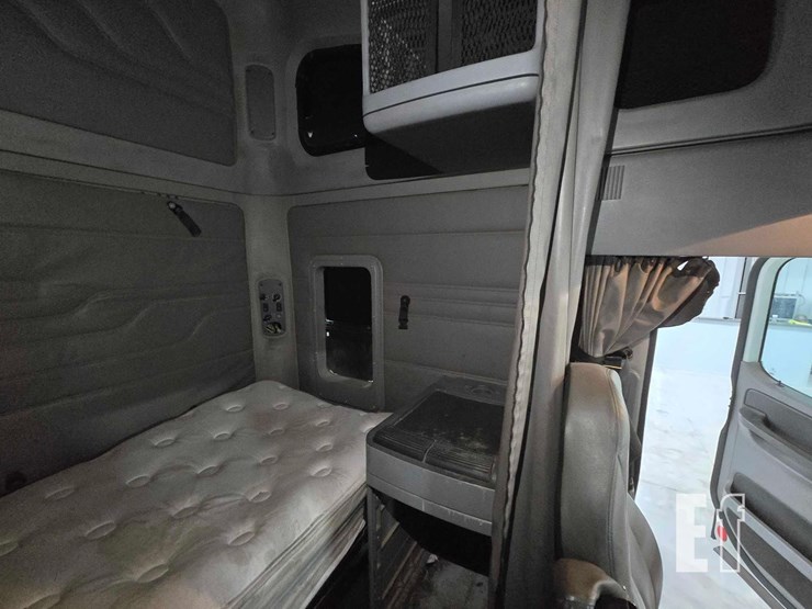 2009-freightliner-columbia-120-image-19