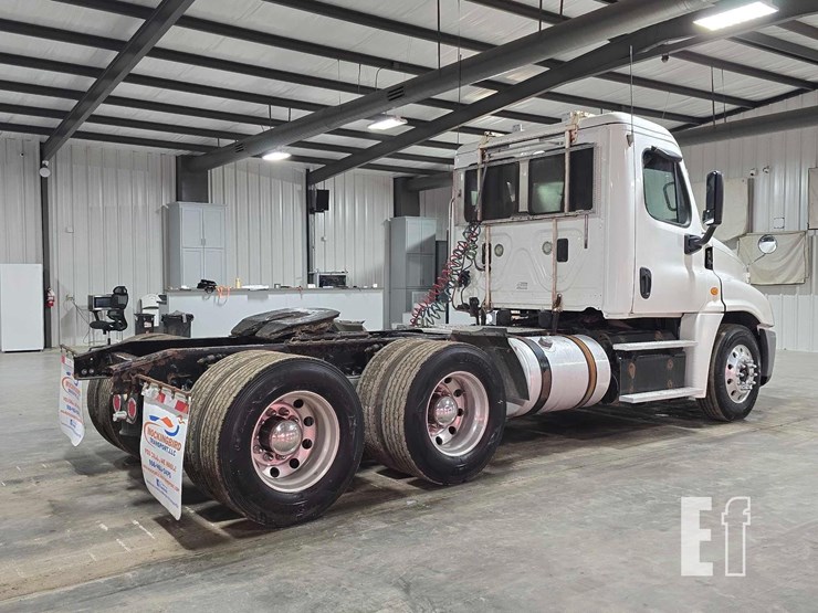 2014-freightliner-cascadia-125-image-3