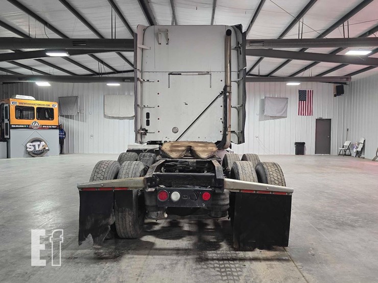 2009-freightliner-columbia-120-image-8