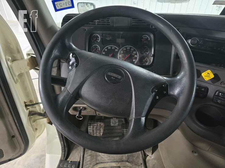 2013-freightliner-cascadia-125-image-10