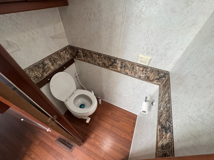 2002-freightliner-newmar-country-star-rv-5.9l-cummins-isb---auto-trans---xc-chassis-51,087-miles-image-11