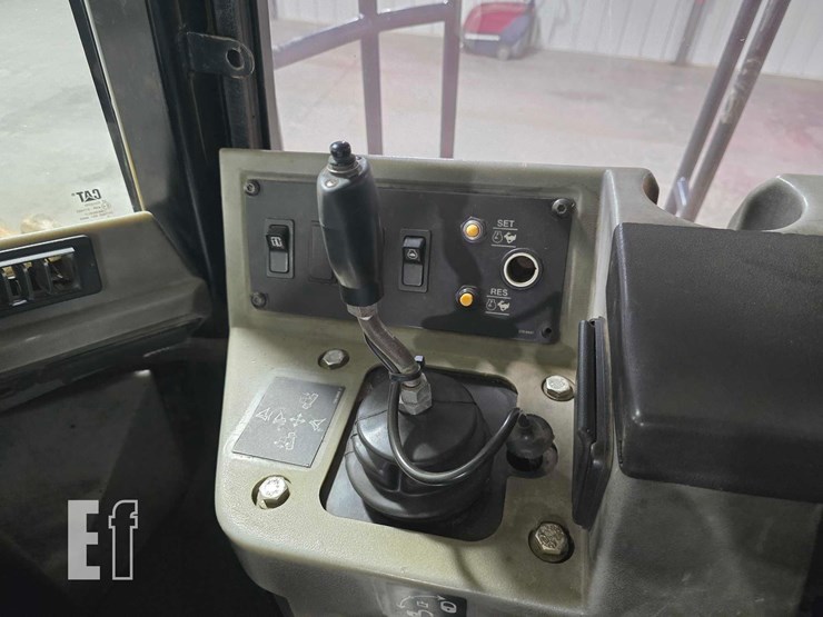 2015-caterpillar-815f-2-image-26