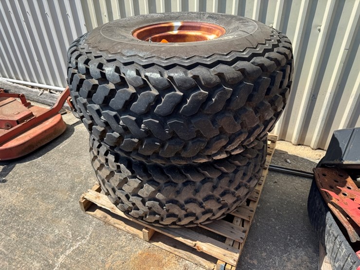 firestone-18.4-16.1-turf-flotation-tires-2---on-rims-image-2