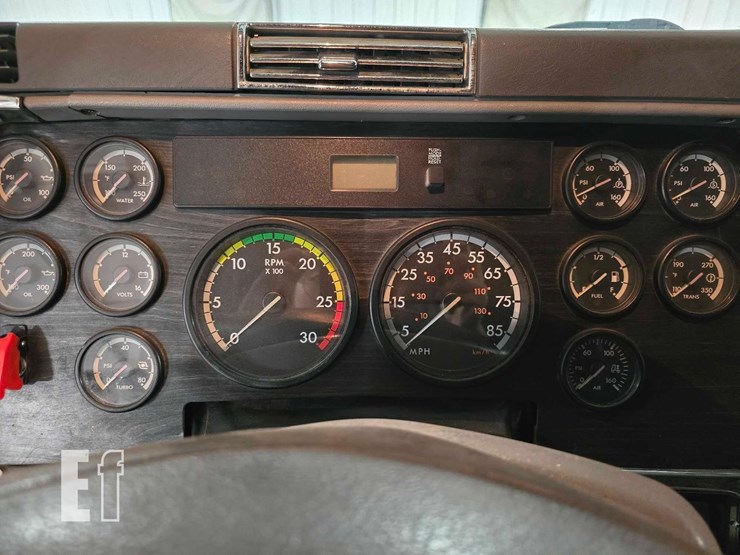 2009-freightliner-columbia-120-image-12