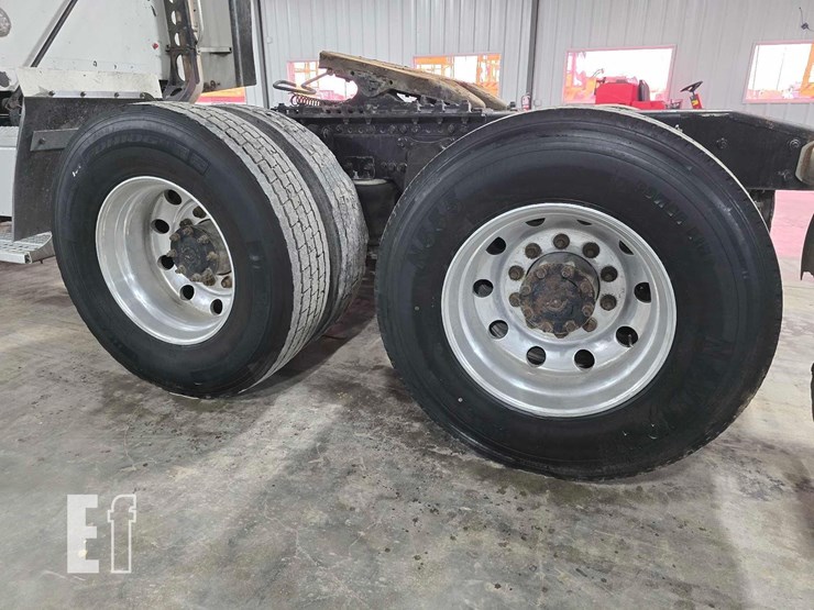 2009-freightliner-columbia-120-image-30