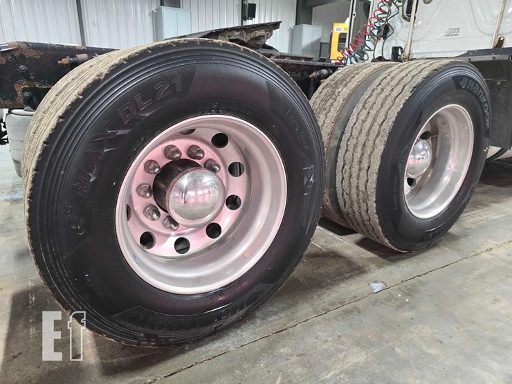 2014-freightliner-cascadia-125-image-24