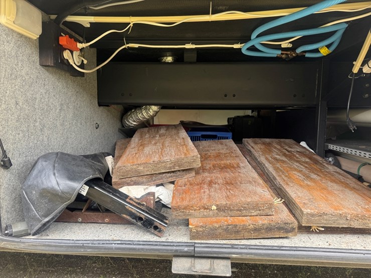 2002-freightliner-newmar-country-star-rv-5.9l-cummins-isb---auto-trans---xc-chassis-51,087-miles-image-20