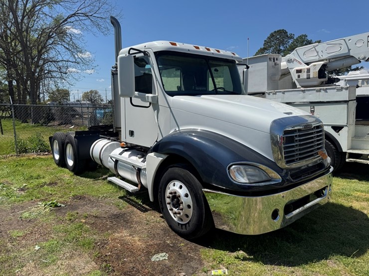 2014-freightliner-columbia-day-cab-road-tractor-detroit-60-series-diesel---10-speed-manual---wet-image-2