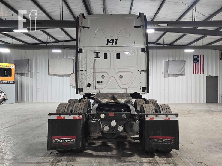 2013-freightliner-cascadia-125-image-8