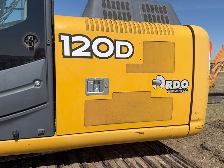 deere-120d-image-27