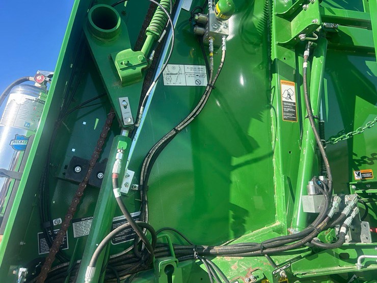 2024-john-deere-561r-image-3