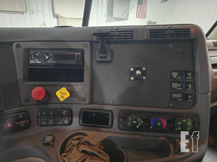 2014-freightliner-cascadia-125-image-14