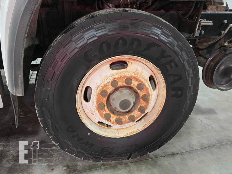 2012-freightliner-m2-106-image-40