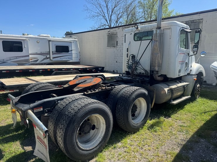 2006-freightliner-columbia-daycab---not-running-engine-disassembled,-mercedes-dsl-miles-unknown---image-3