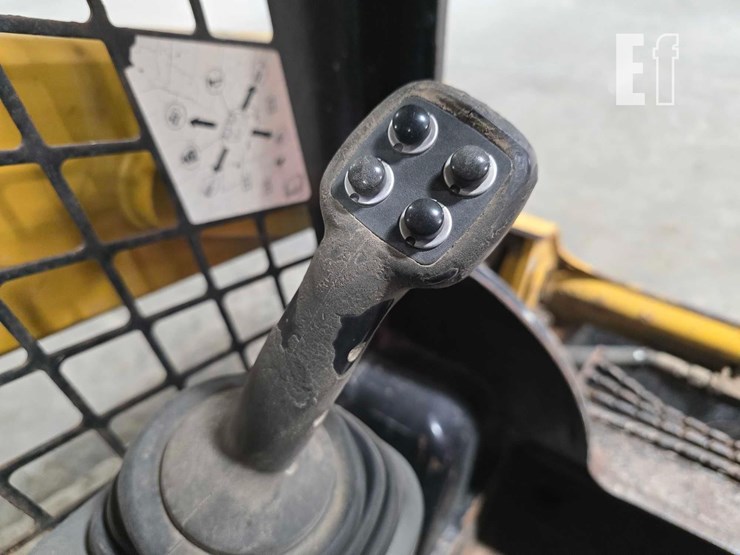 2015-caterpillar-259d-image-16