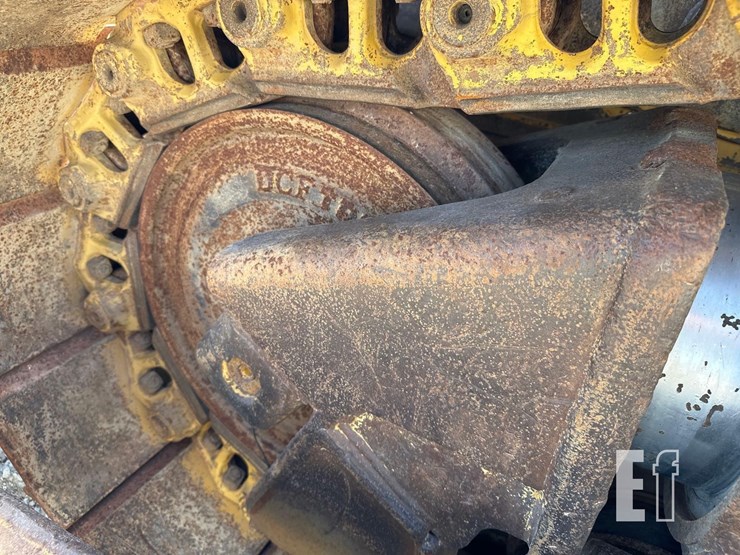 2011-caterpillar-d6t-image-31