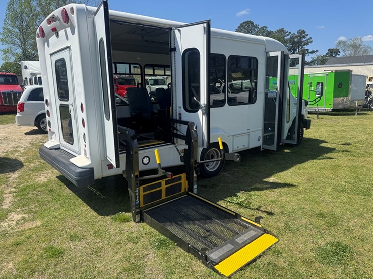 2018-ford-e350-image-8