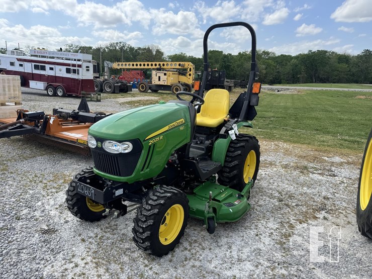 2025-john-deere-2025r-image-1