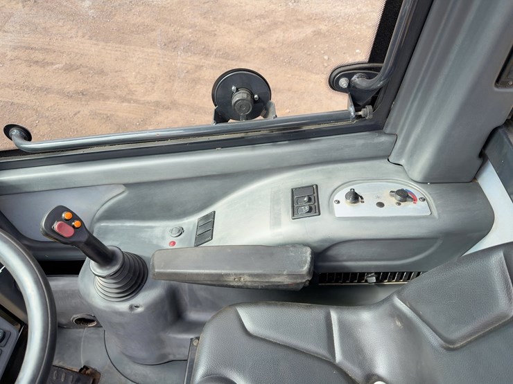 2017-yanmar-v8-image-24