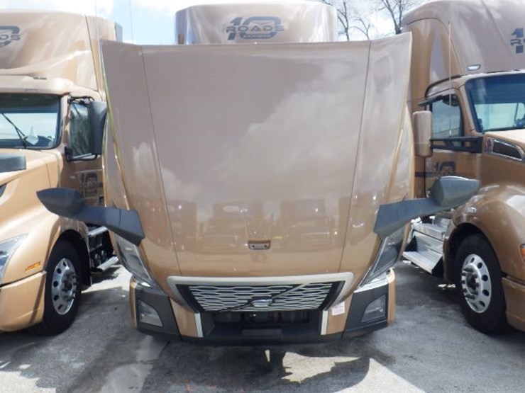 2022-volvo-vnl300-image-22