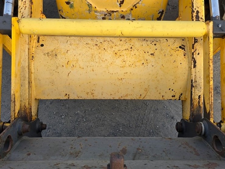 2009-new-holland-b95b-image-45